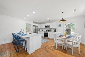 Cheerful 4 bedroom home 1 block from the Beach